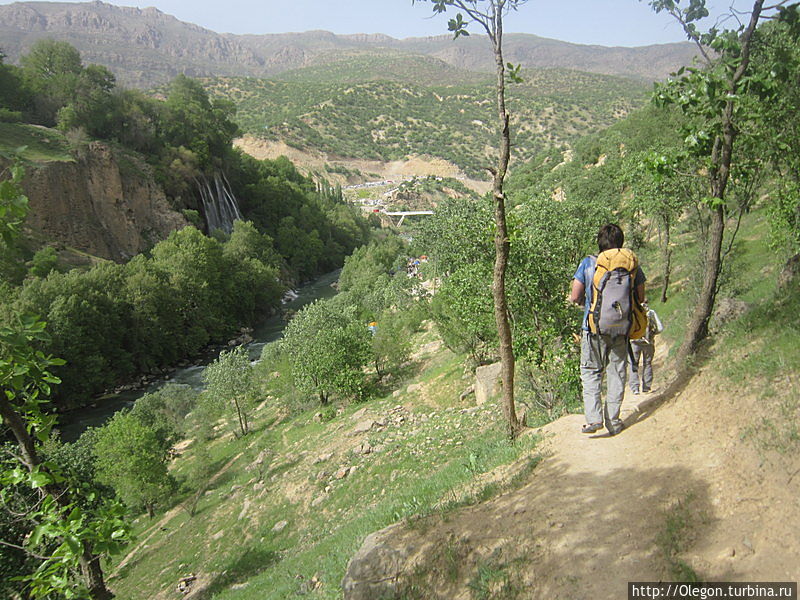 В священную пятницу на водопад Бише Хорремабад, Иран