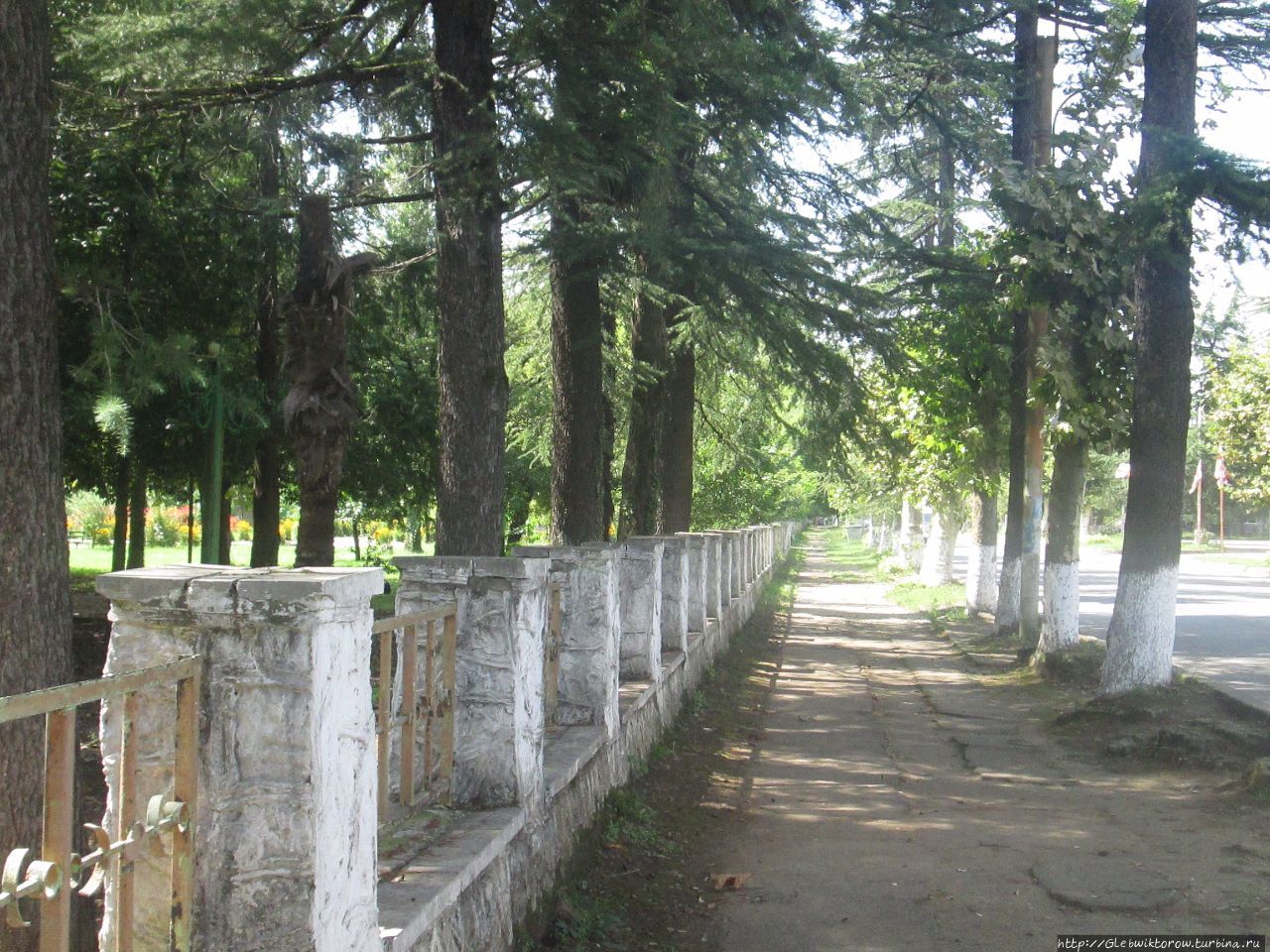 Прогулка по паркам в центре города Озургети, Грузия