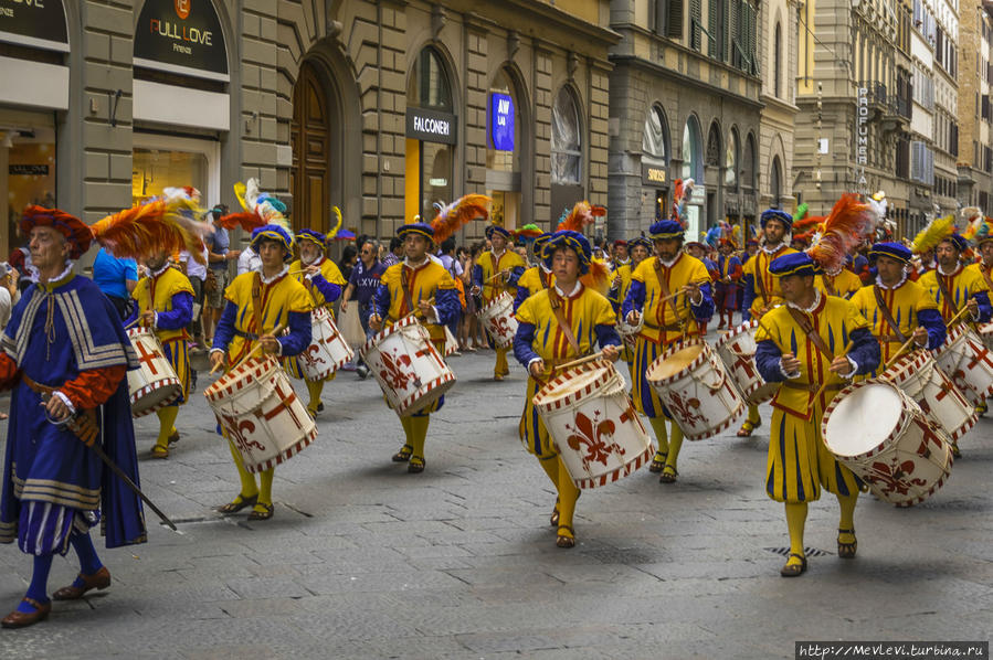 Шествие в средневековых костюмах Флоренция, Италия