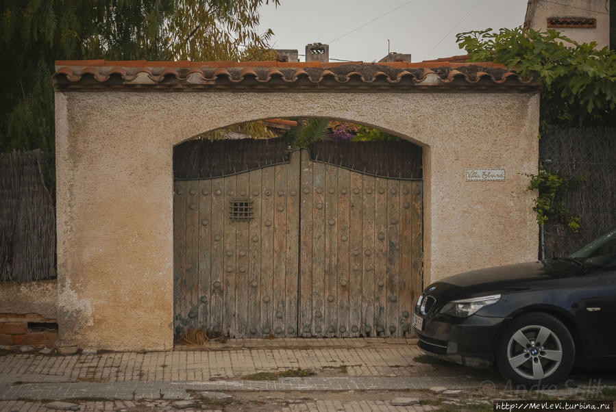 У церкви Ситжес, Испания