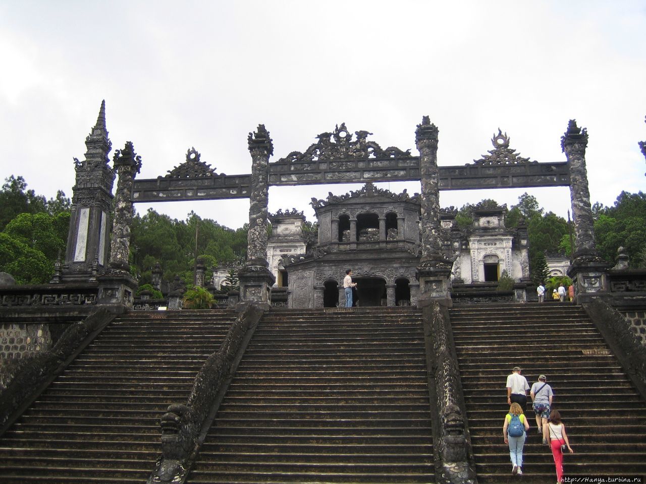 Хюэ. Гробница  императора Кхай Диня. Входные ворота Хюэ, Вьетнам