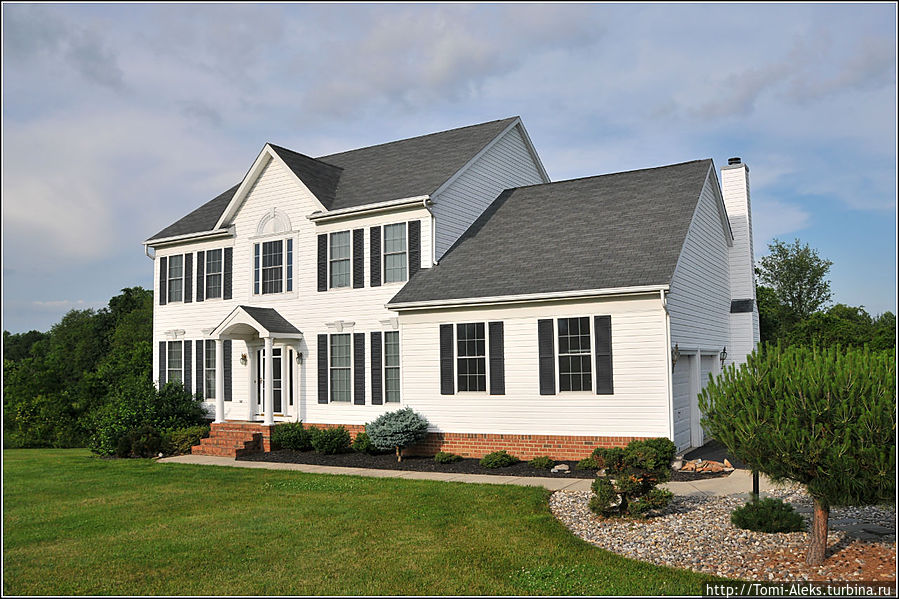 Вот такой дом на природе. Мы попали в гости в июньский вечер, так что общаться на закате на веранде дома было приятно...
* Штат Мэриленд, CША