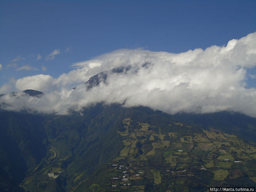 Потом облака спустились еще ниже, начался дождь, это было красиво и таинственно, но мне стало мокро и холодно, и я свалила с подвернувшимися геологами из Красного креста. 

Вид на вулкан со второй смотровой площадки, которая находится на противоположной стороне долины реки.