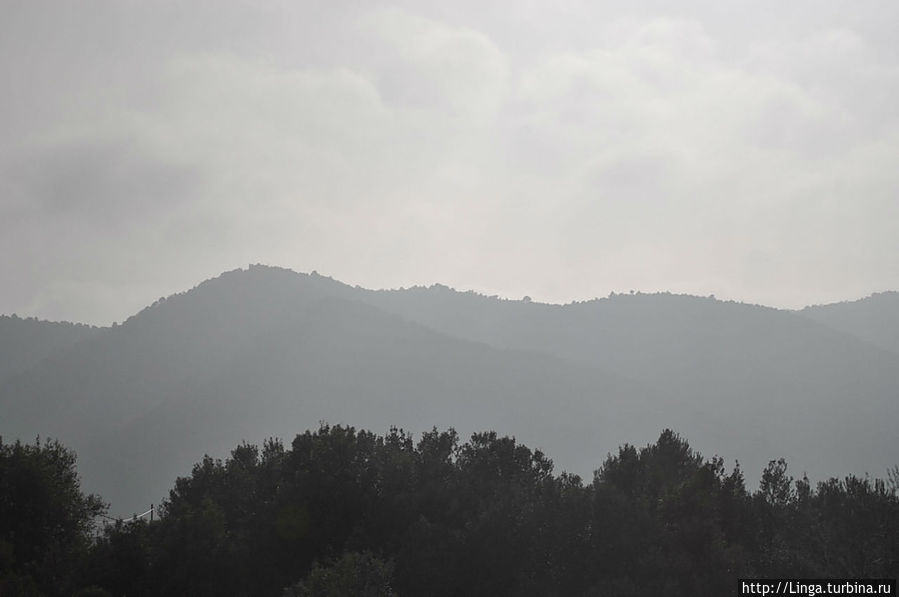 Туман и солнце над Кастельфольит-де-ла-Рока Кастельфольит-де-ла-Рока, Испания