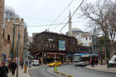 Стамбульский трамвай и аутентичное деревянное здание