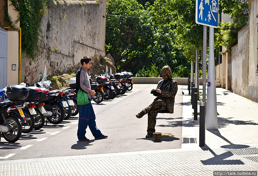 На подходе к парку, как и на бульваре Рамбла, позируют живые скульптуры. Своими нарядами и позами удивляя, и заставляя, улыбнутся прохожих туристов. Барселона, Испания