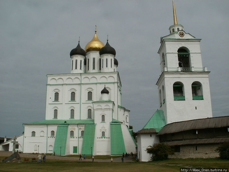 У стен Троицкого собора собиралось псковское вече. Псков, Россия