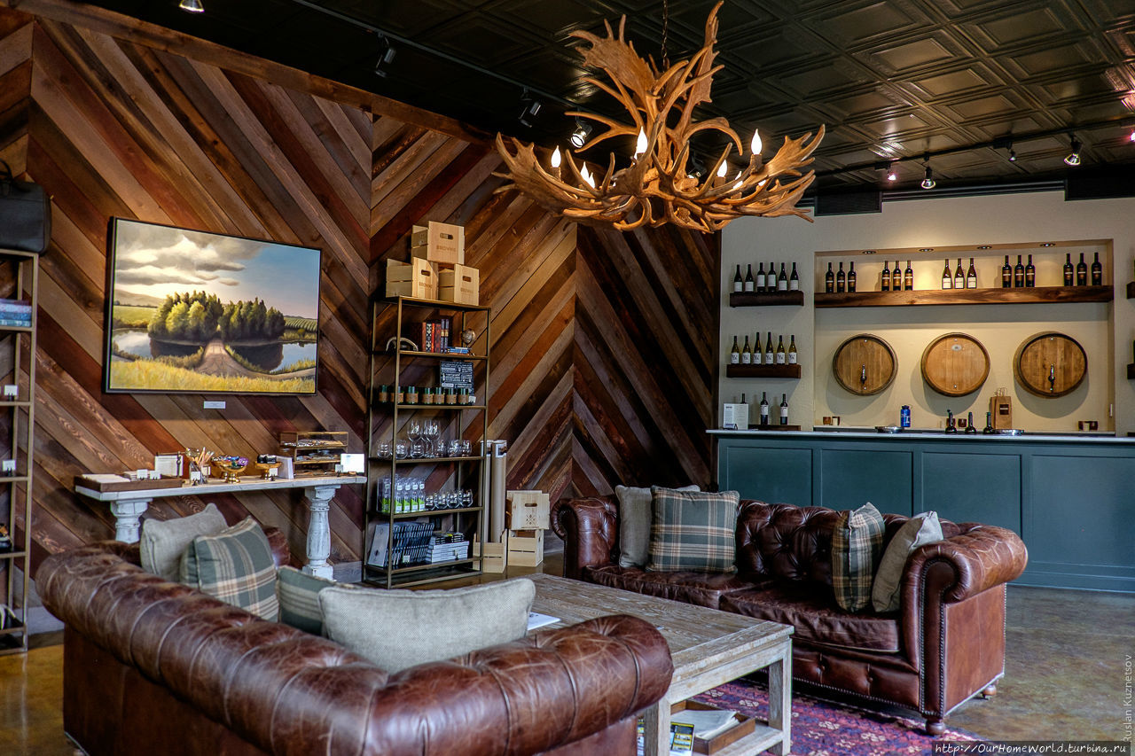 52. Здесь много tasting rooms — залов для пробы вина (в русском языке, из-за отсутствия винной культуры нет эквивалента этому названию). Все же прежде чем купить бутылку хорошего мерло или савбланка, его лучше попробовать.