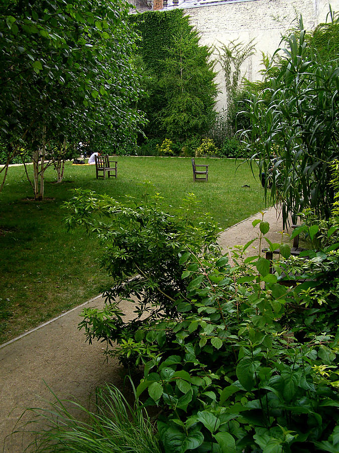Есть свой сад. Я не спускалась в него, просто сфотографировала из окошка. Париж, Франция