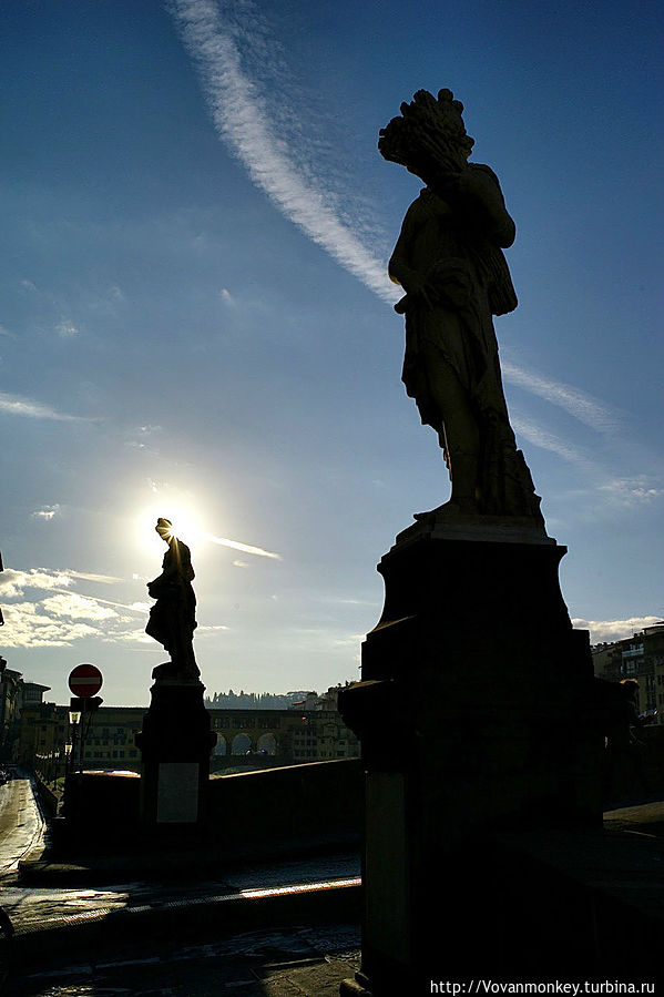 Скульптуры у моста Святой Троицы.
Не совсем отражения, но зато вид с двух сторон, так что почти отражения. Флоренция, Италия