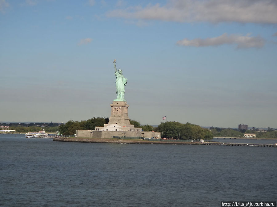Статуя свободы с парома Нью-Йорк, CША
