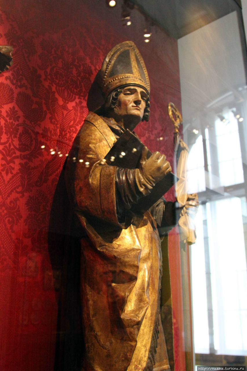 Коллекция готических религиозных скульптур в музее Мюнхена Мюнхен, Германия