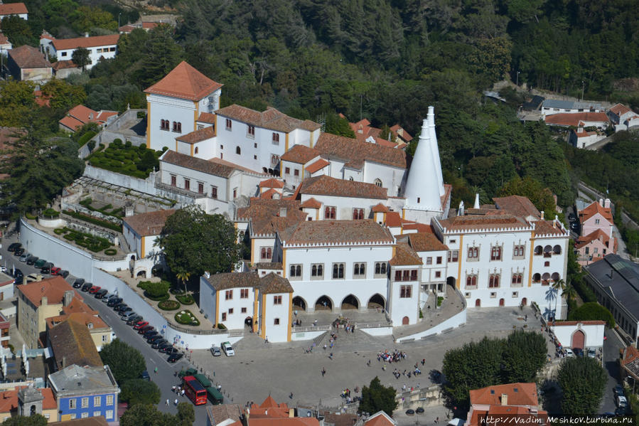 Вид с Замка Мавров на Национальный Дворец Синтры. Синтра, Португалия