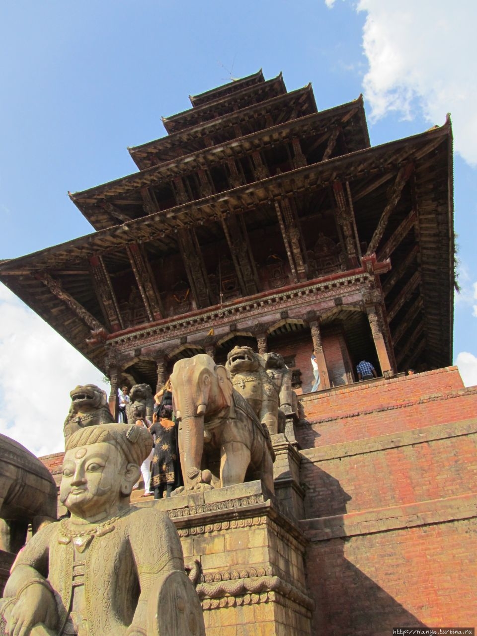 Ньятапола - образец традиционной непальской архитектуры.Ч109