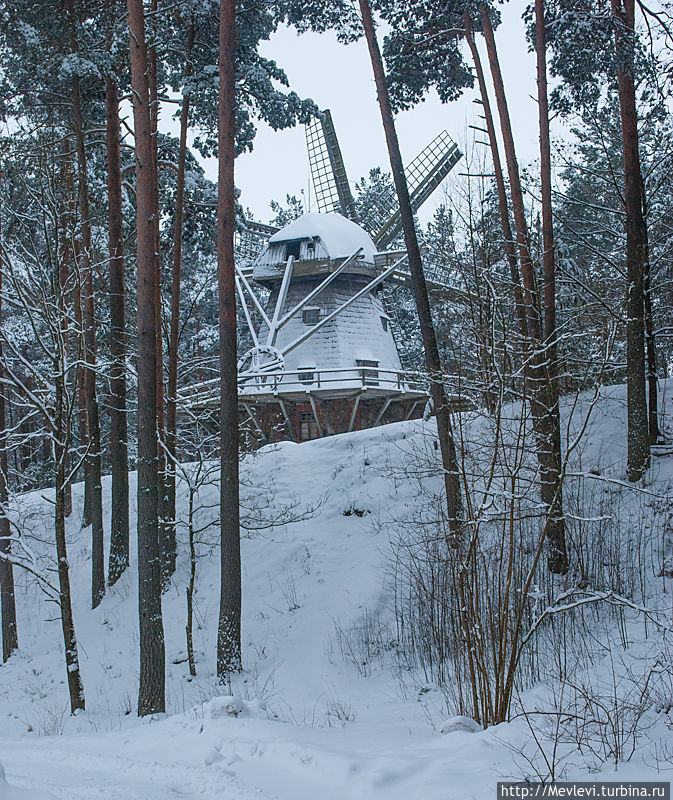 Старая ветряная мельница в этнографическом музее. Рига Рига, Латвия