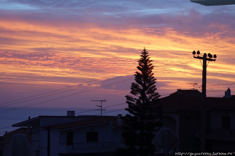 Абрикосовая Монемвасия на фоне апельсинового заката.