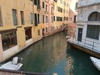 Витрины магазинов в Венеции могут располагаться вдоль канала.
