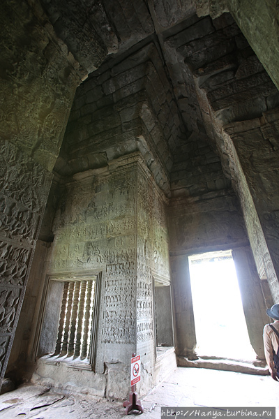 Интерьеры юго-западного павильона с барельефами из жития Кришны и Рамаяны