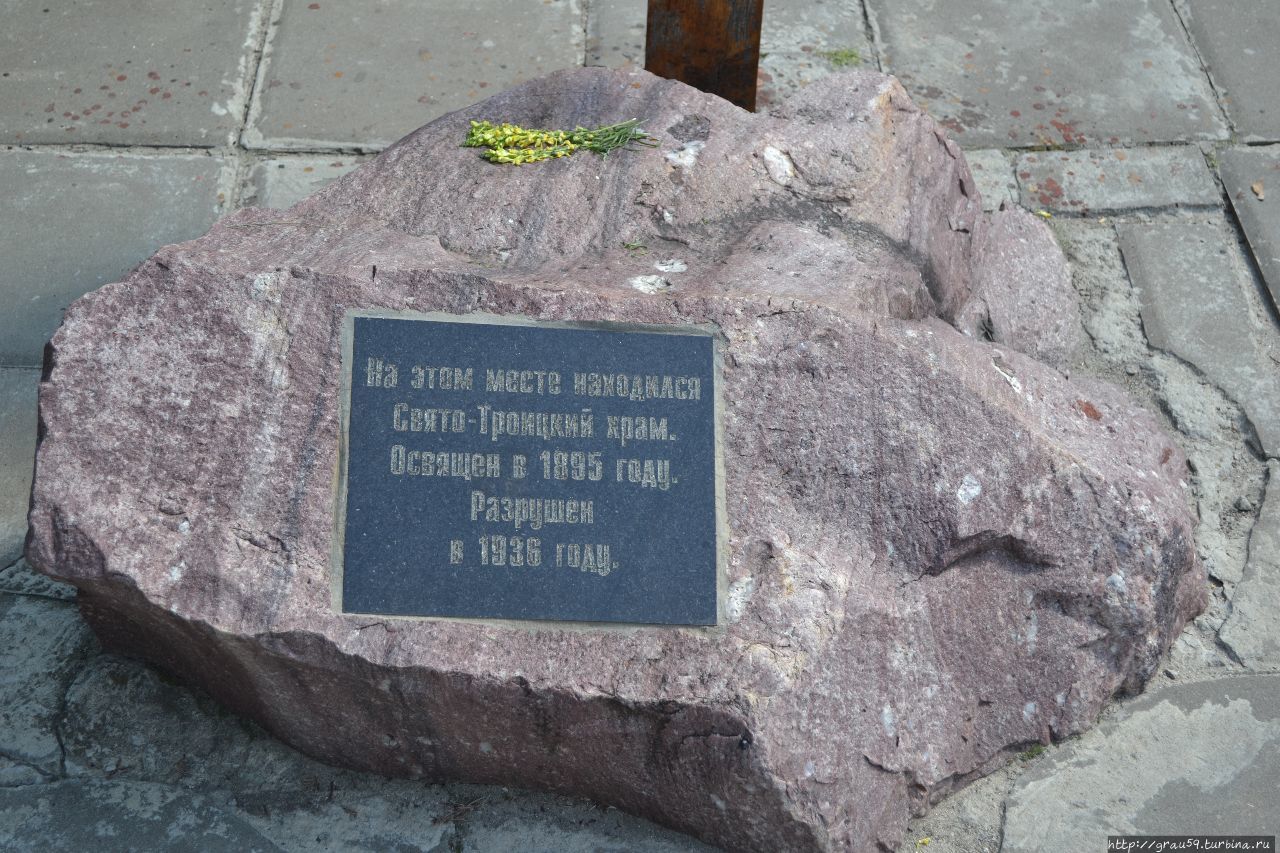 Поклонный крест на месте Свято-Троицкого собора Балашов, Россия