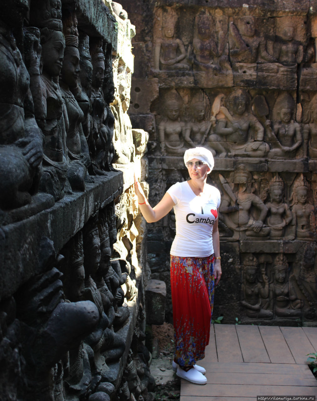 Голову пекло нещадно. Пришлось намотать платок.