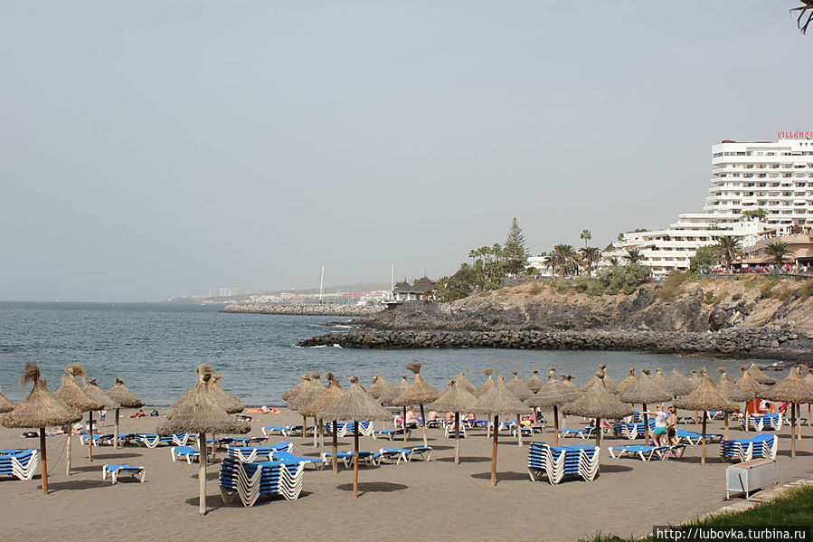 Тёмно-серый пляж в г.Лас  Америкас. Пуэрто-де-ла-Крус, остров Тенерифе, Испания