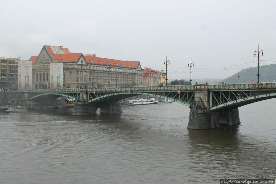 на кораблике по Влтаве — одно из традиционных туристических аттракций в Праге Прага, Чехия
