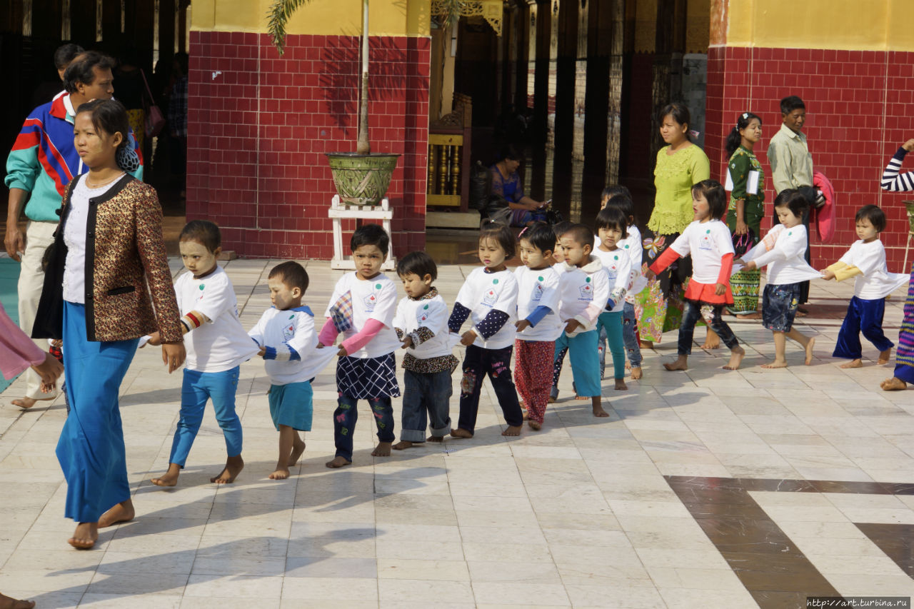 Традиционный выгул детишек на молитву. Мандалай, Мьянма
