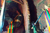 Охранитель в одном из храмов в Ташилунпо. Находится за занавеской, снято почти в полной темноте