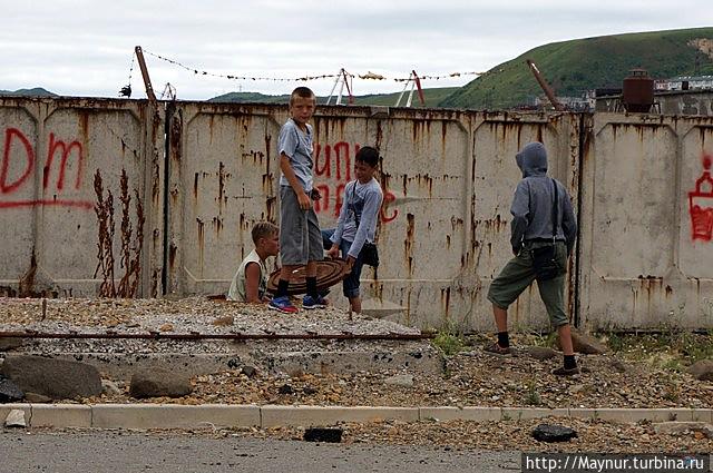 Портовые   мальчишки. Холмск, Россия