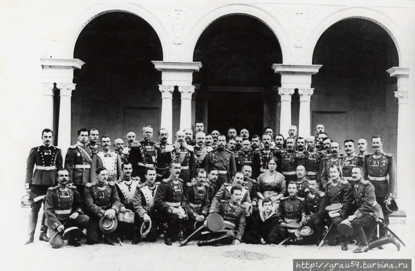 Император  Николай II  с офицерами 51-го пехотного Литовского полка. Ливадия. 1912 г. 
(Фото из Интернета) Симферополь, Россия