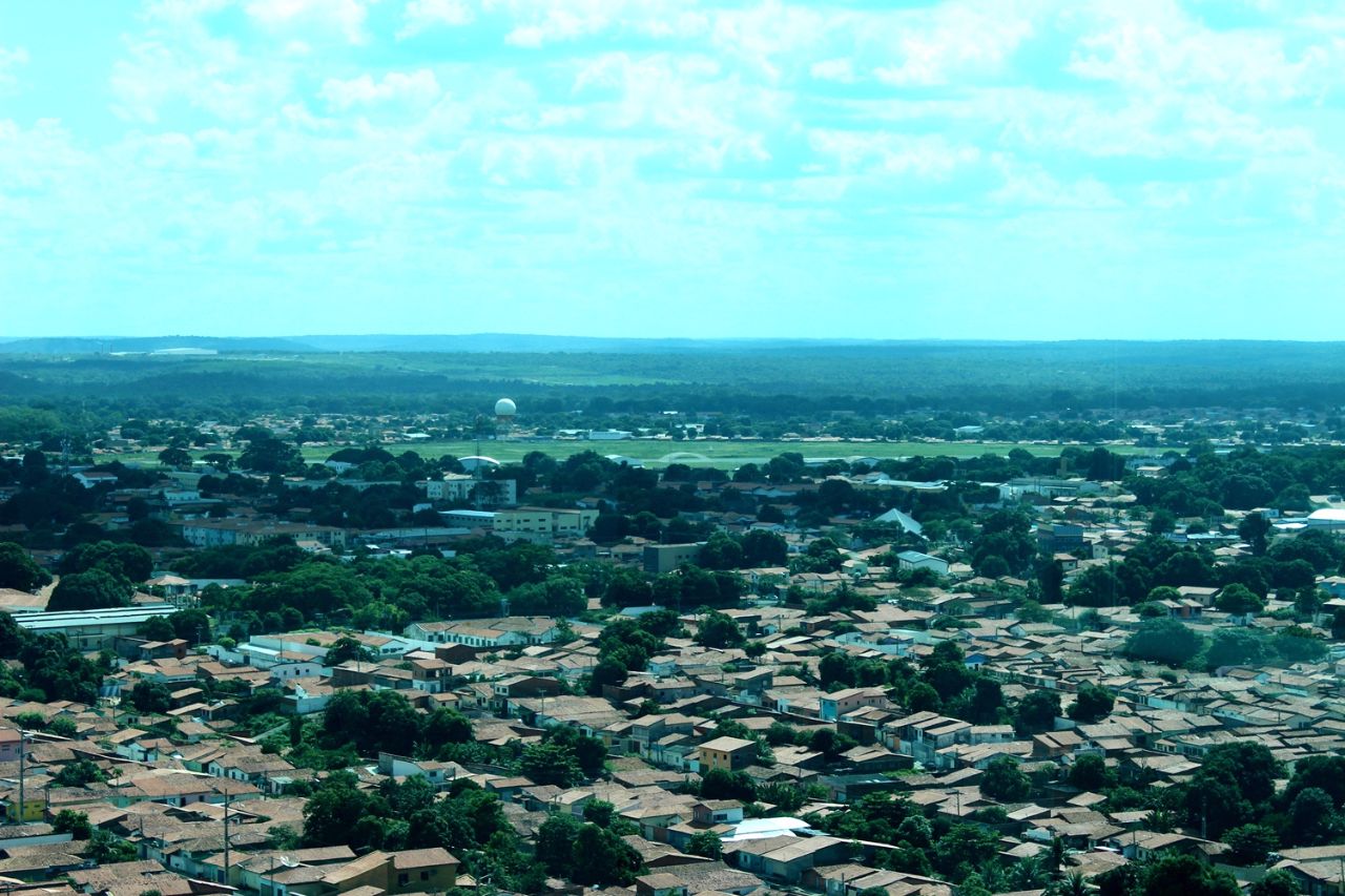 Вид с панорамной площадки в северо-восточном направлении (на аэропорт Терезина) Терезина, Бразилия