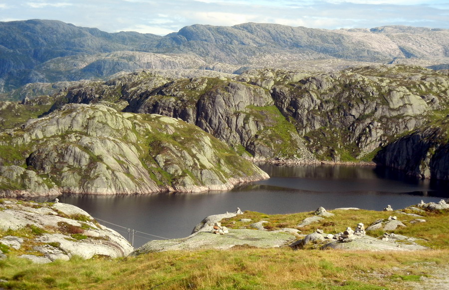 Горное озеро Børsteinsvatnet. 
Высота чуть меньше километра над уровнем моря.. Люсе-фьорд, Норвегия