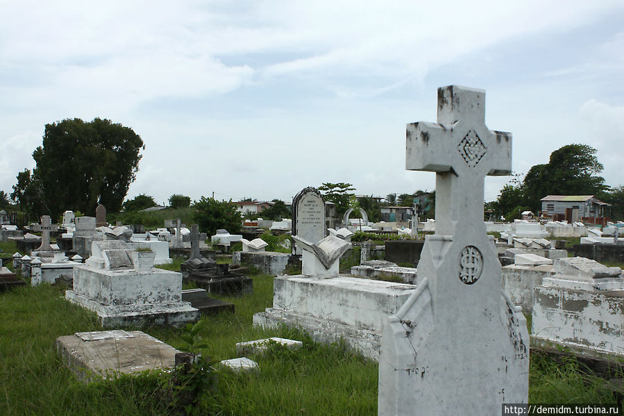 Слева и справа белые надгробья. Белиз, Белиз