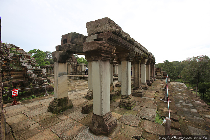 Храм Бапуон. Руины центра