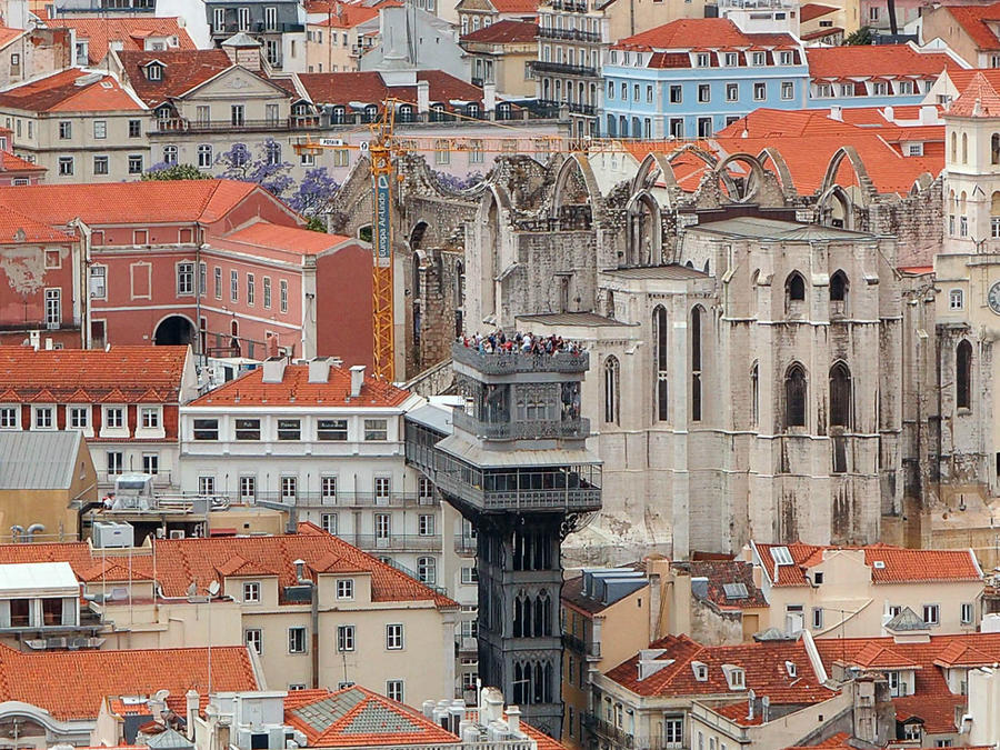 Лифт Санта Хуста, а позади видны своды Кармелитского монастыря Конвенто ду Кармо, разрушенного землетрясением 1755 г. Лиссабон, Португалия