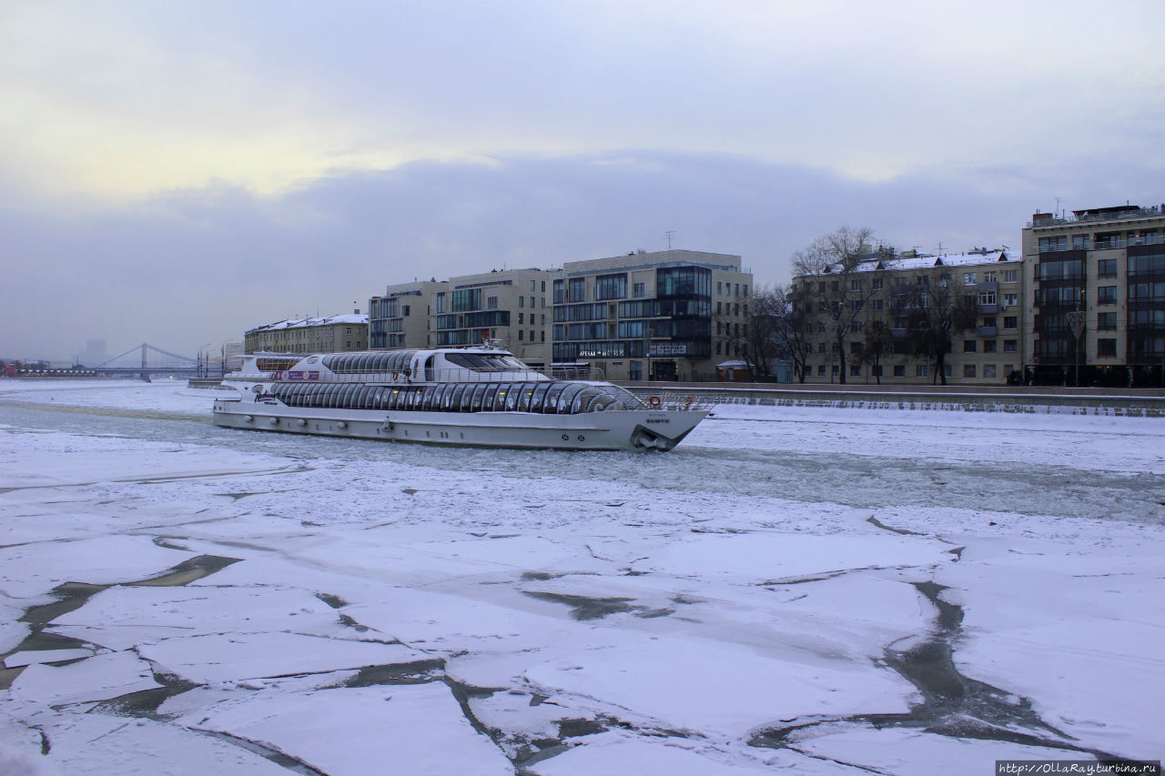 А на Москве-реке продолжается навигация- можно посмотреть на новогодний город с воды. Москва, Россия