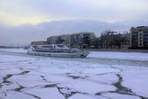 А на Москве-реке продолжается навигация- можно посмотреть на новогодний город с воды.