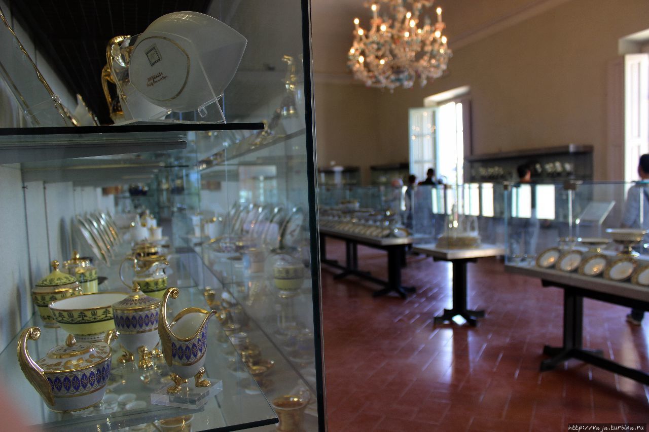 Фарфоровая посуда когда то принадлежало герцогам Медичи,Лотаргинским герцогам а также Савойской династии Флоренция, Италия