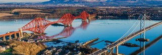 Два моста Эдинбурга — железнодорожный Форт-Бридж и автодорожный Forth Road Bridge. Фото из интернета