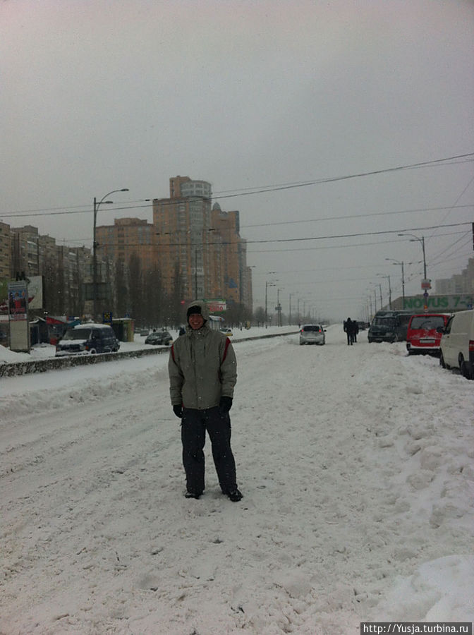 Маршруток тоже не оказалось(((((( На центральной окружной дороге ходят, разве что, только люди) Киев, Украина