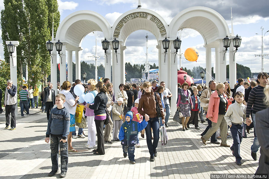 За этой аркой — Адмиралтейская площадь — любимое место молодежи. Здесь часто проводятся рок-концерты...
* Воронеж, Россия