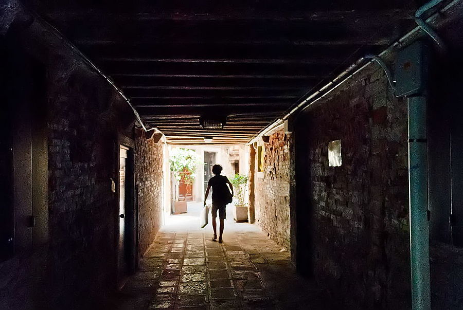 Что же делать? Как почувствовать настоящую Венецию? Ну, например, родиться тут. Тогда есть шанс. У некоторых ведь это получается.