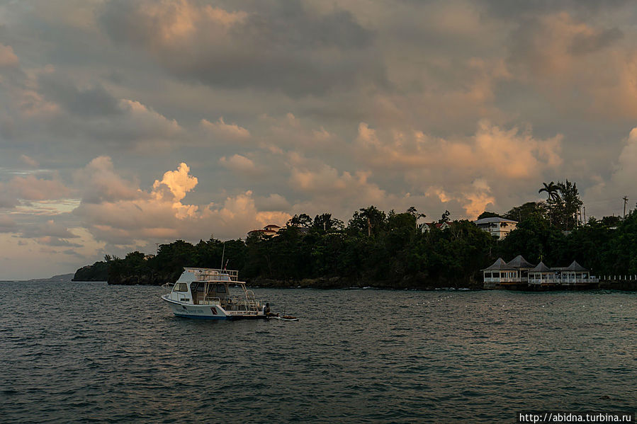 Рассвет на пляже курорта Очо Риос Очо-Риос, Ямайка