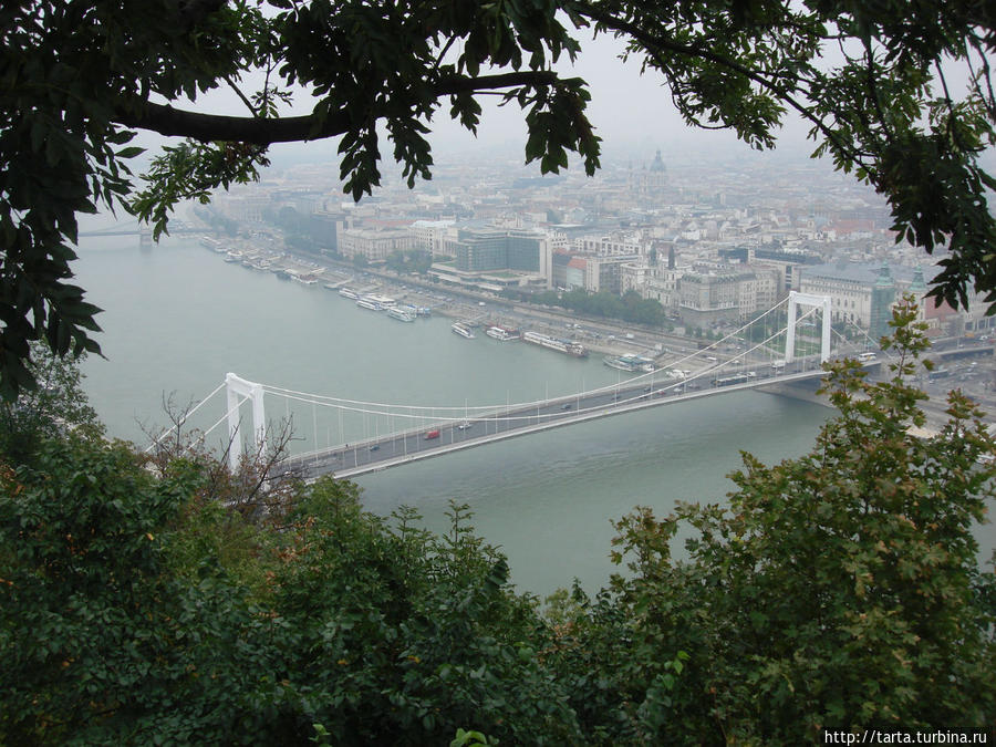 Панорамный вид на Дунай в туманной дымке Будапешт, Венгрия