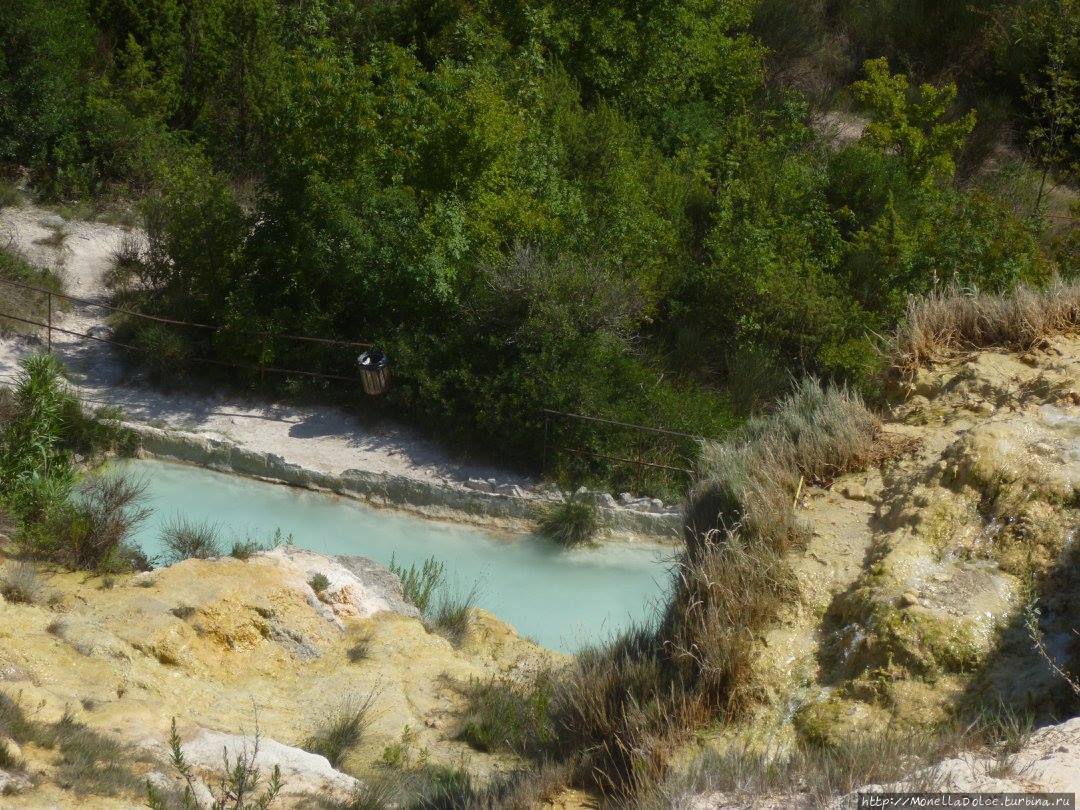 Природные бассейны термальной воды в Bagno Vignoni Баньо-Виньони, Италия