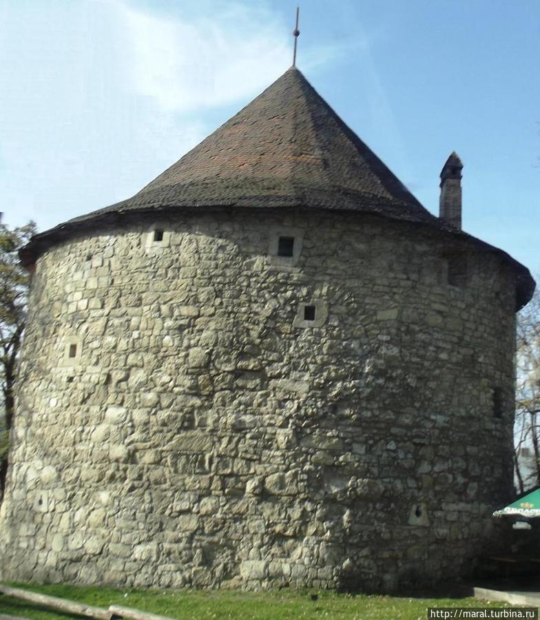 Прямо пойдёшь — попадёшь к Пороховой башне (1554-1556) в парке на Валах Львов, Украина
