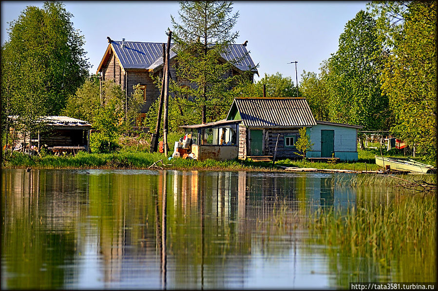 Избушки на озере около монастыря Холмогоры, Россия