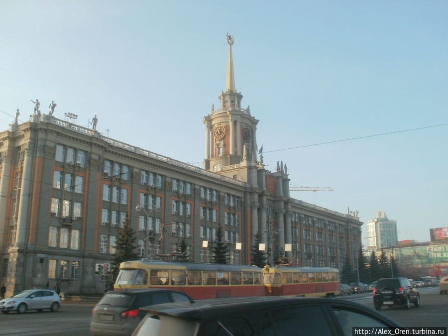 Бьют часы на башне главной. Екатеринбург, Россия