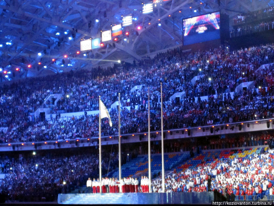 Российские спортсмены — чемпионы и призеры игр подняли Олимпийское знамя. Адлер, Россия