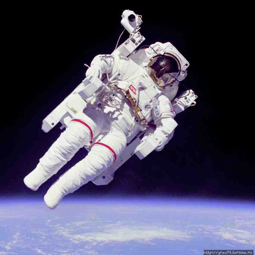 Американский астронавт Брюс МакКандлесс использует «Пилотируемый маневрирующий модуль» во время выхода в открытый космос  (Из Интернета) Саратов, Россия